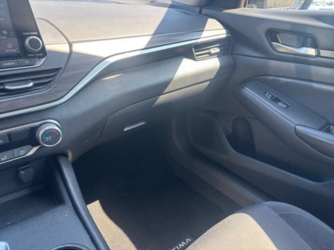 Used 2025 Nissan Altima 2.5 SV FWD image 35