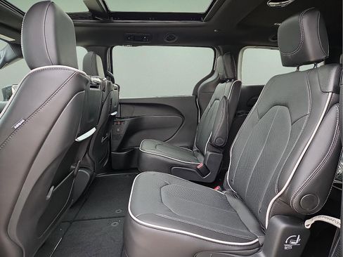 New 2026 Chrysler Pacifica Limited w/ Uconnect Theater Family Group FWD image 11