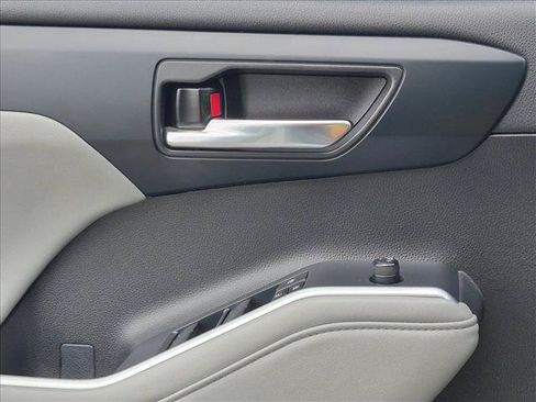 Used 2023 Toyota Highlander XLE FWD image 6