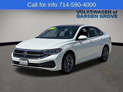 Used 2023 Volkswagen Jetta SE w/ Panoramic Sunroof Package FWD image 4