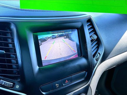 Used 2019 Jeep Cherokee Latitude Plus w/ Cold Weather Group image 21