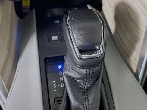 Used 2024 Toyota Venza XLE image 21