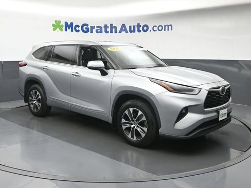 Used 2021 Toyota Highlander XLE AWD/4WD image 2