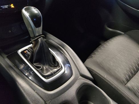 Used 2020 Nissan Rogue SV image 26