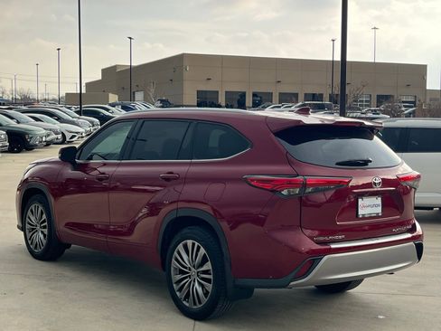 Used 2021 Toyota Highlander Platinum image 10