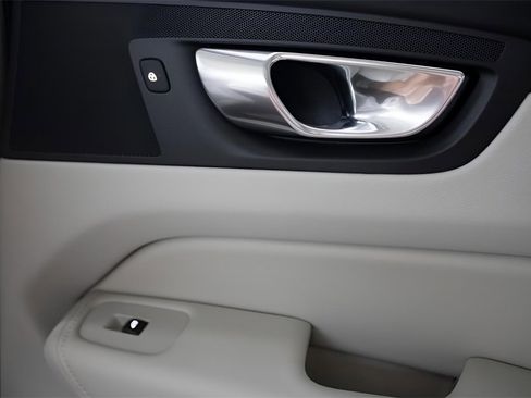 Certified 2025 Volvo XC60 T8 Core w/ Protection Package Premier image 33