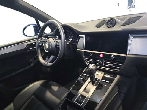 Used 2025 Porsche Macan AWD/4WD image 11