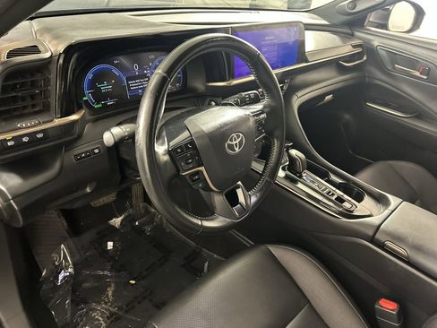 Used 2025 Toyota Crown Signia image 11