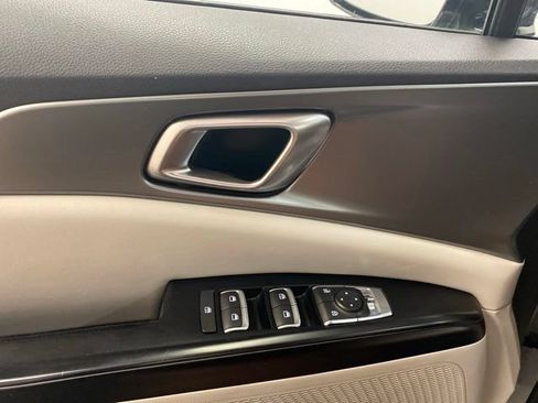 Used 2023 Kia Carnival LX FWD image 18