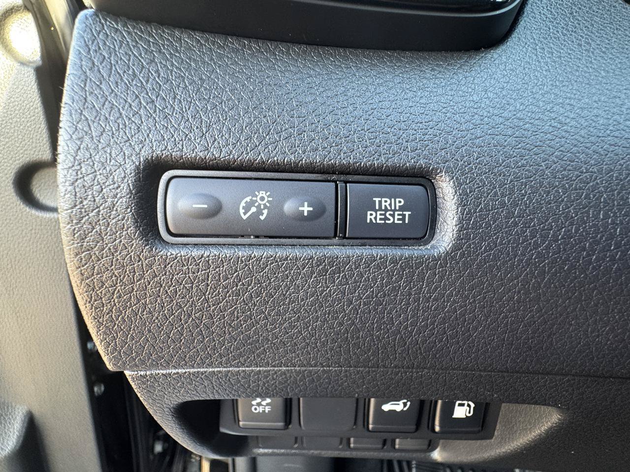 Used 2018 Nissan Rogue SV FWD image 34