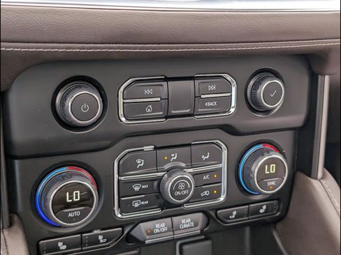 Used 2024 Chevrolet Suburban Z71 w/ Luxury Package AWD/4WD image 17