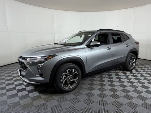 New 2026 Chevrolet Trax LT w/ Driver Confidence Package image 2