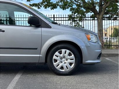 Used 2016 Dodge Grand Caravan American Value Package w/ UConnect Hands-Free Group