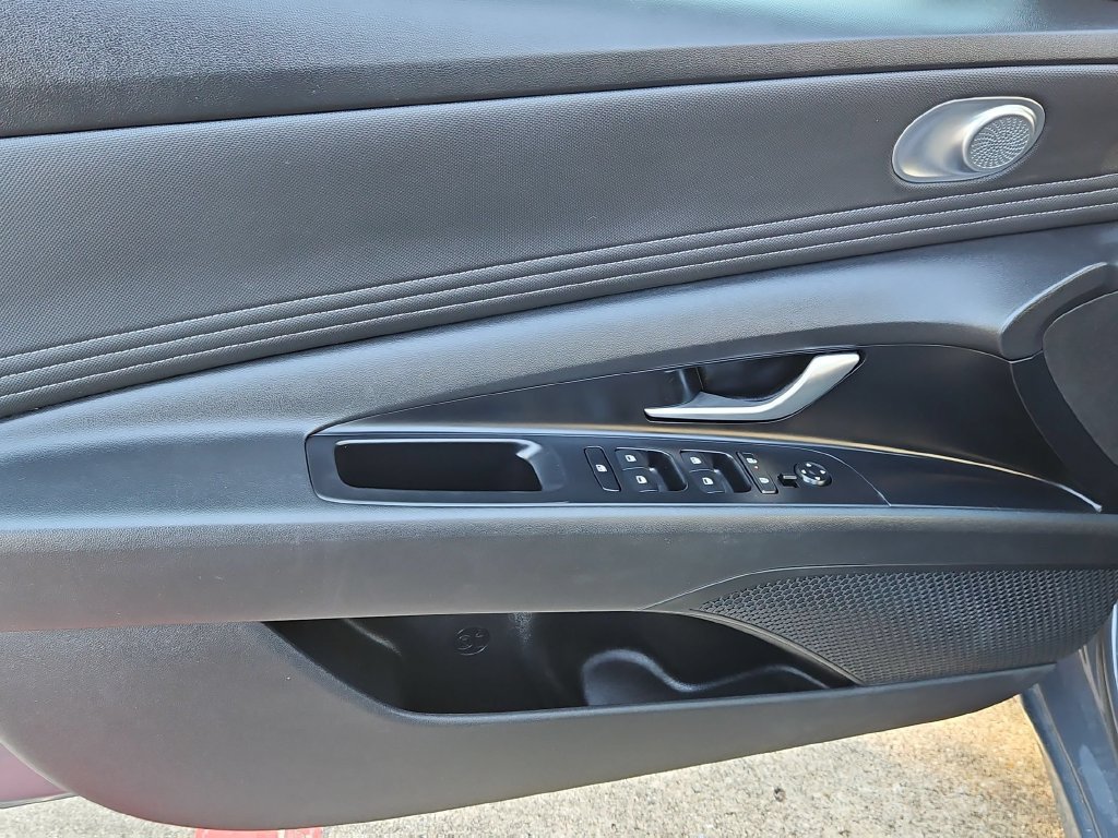 Used 2025 Hyundai Elantra SEL FWD image 9