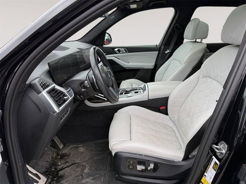 Certified 2024 BMW X7 xDrive40i w/ M Sport Package image 2