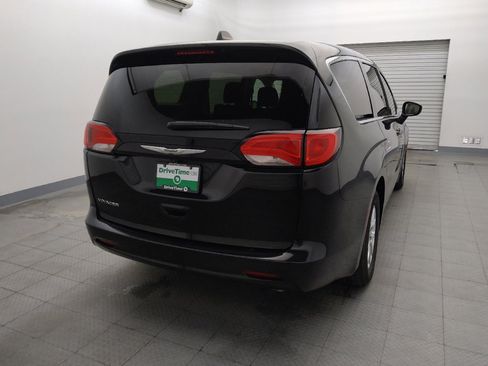 Used 2022 Chrysler Voyager LX FWD image 7