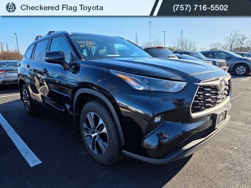Used 2023 Toyota Highlander XLE image 3
