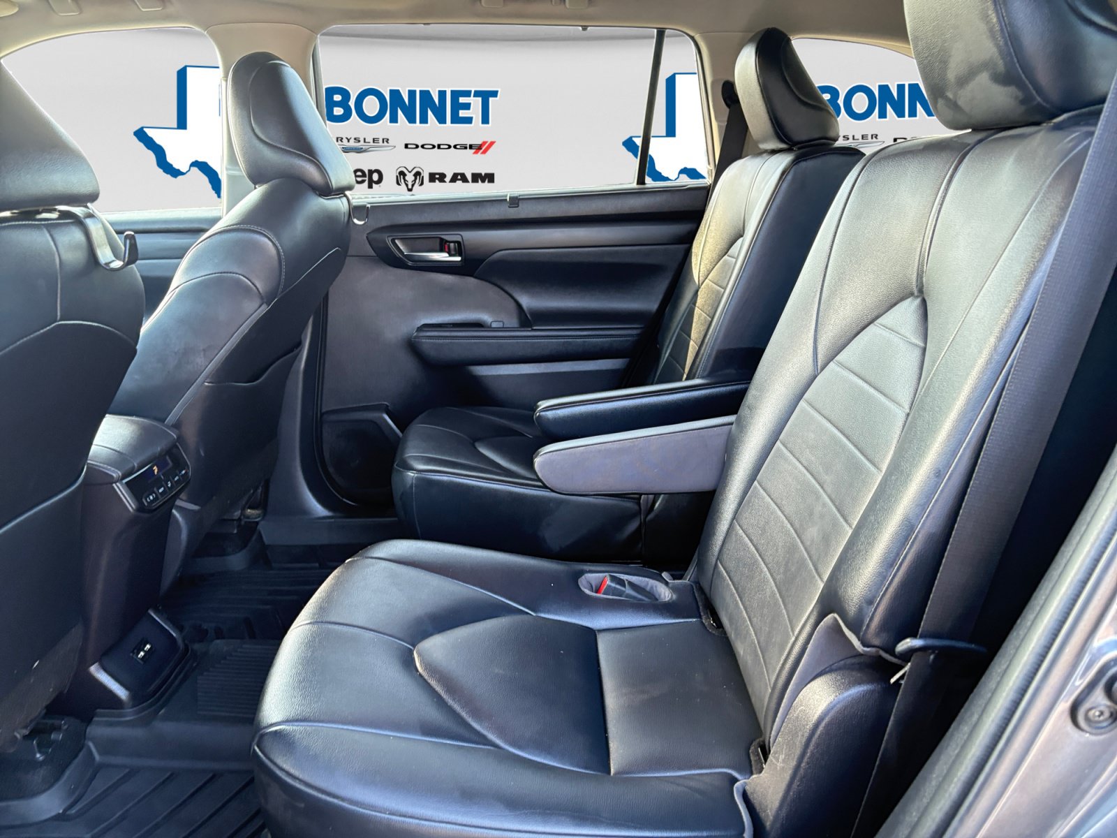 Used 2021 Toyota Highlander XLE FWD image 22