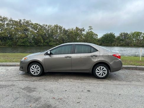 Used 2018 Toyota Corolla LE image 2