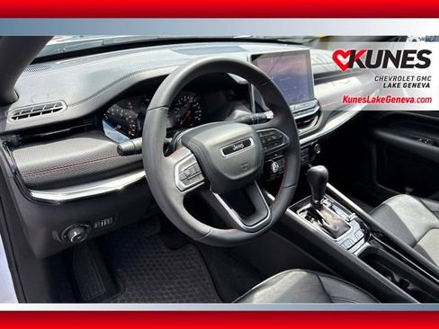 Used 2025 Jeep Compass Trailhawk AWD/4WD image 17