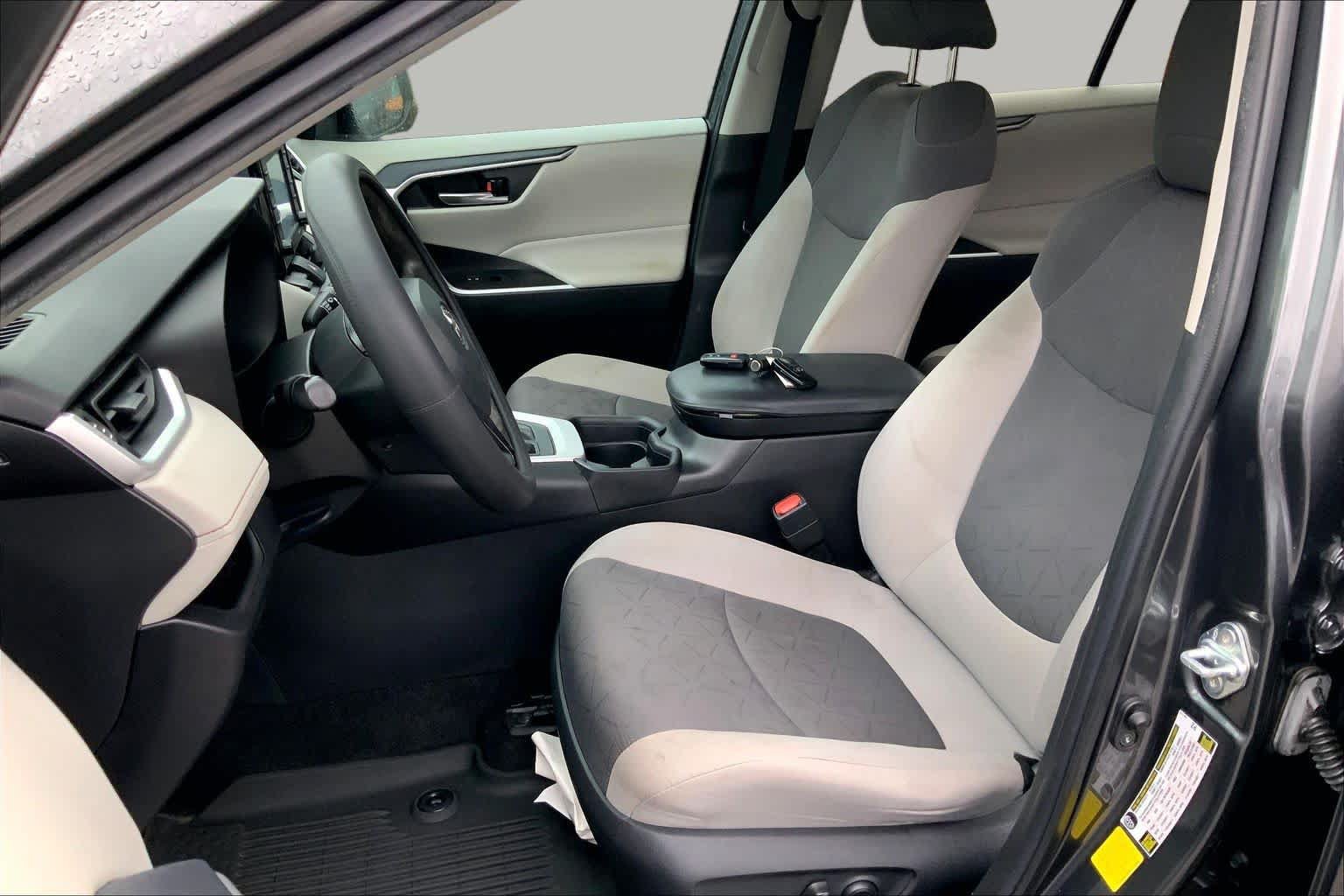 Used 2021 Toyota RAV4 XLE FWD image 8