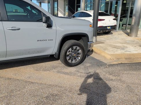 Used 2024 Chevrolet Silverado 2500 LT w/ Convenience Package image 13