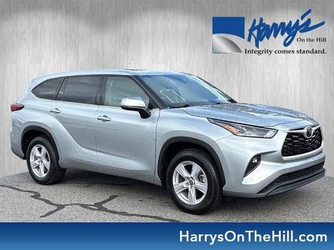 Used 2022 Toyota Highlander LE image 1