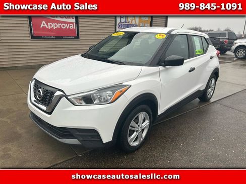 Used 2020 Nissan Kicks S image 1