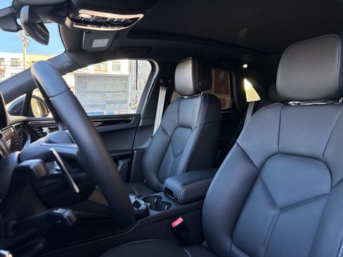 Certified 2026 Porsche Macan AWD/4WD image 5