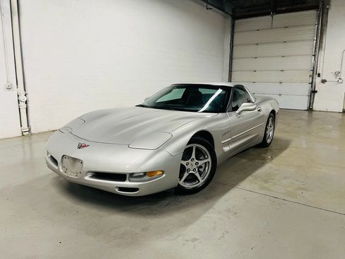 Used 2004 Chevrolet Corvette Coupe RWD image 1