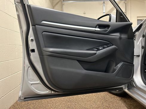 Used 2023 Nissan Altima 2.5 SV image 13