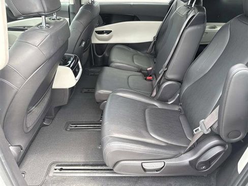 Used 2022 Kia Carnival EX FWD image 15
