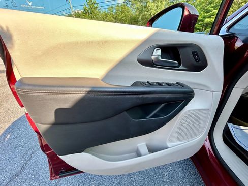 Used 2020 Chrysler Pacifica Touring-L image 12