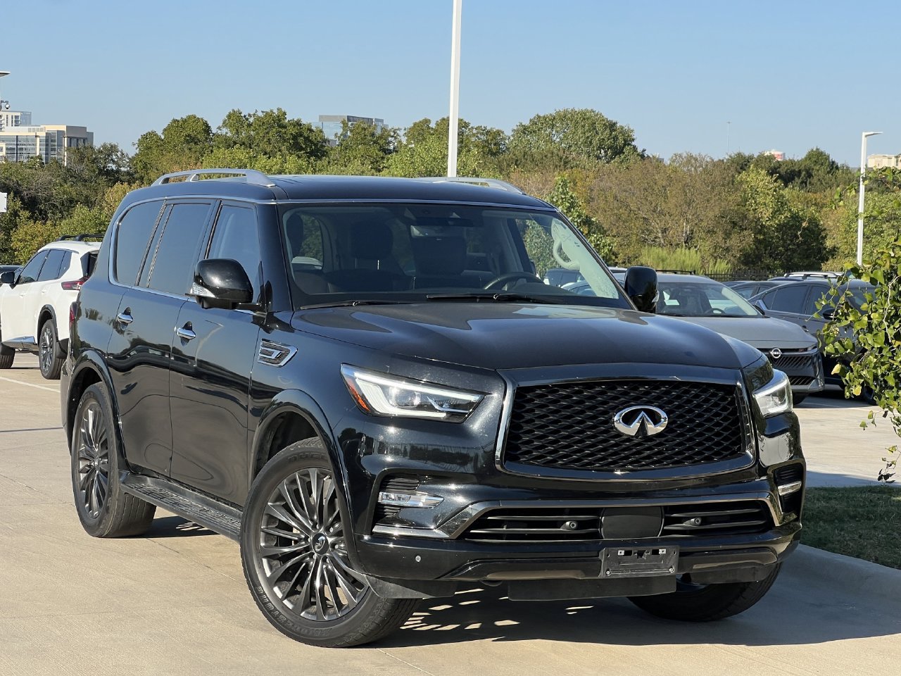 Used 2022 INFINITI QX80 Premium Select w/ Cargo Package AWD/4WD image 2
