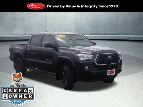 Used 2021 Toyota RAV4 XLE w/ XLE Grade Weather Package AWD/4WD image 1