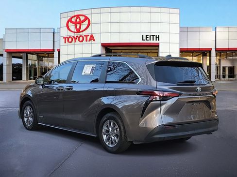 Used 2021 Toyota Sienna XLE image 7
