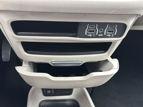 Used 2024 Chrysler Pacifica Touring-L FWD image 35