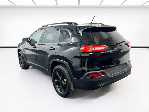 Used 2018 Jeep Cherokee Latitude w/ Altitude Package FWD image 6