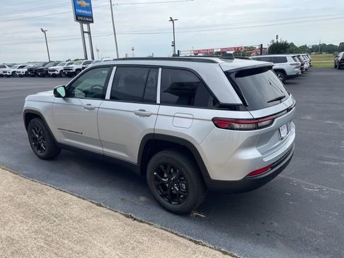 Used 2025 Jeep Grand Cherokee Altitude RWD image 22