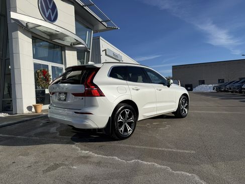 Used 2022 Volvo XC60 B5 Momentum w/ Climate Package image 3