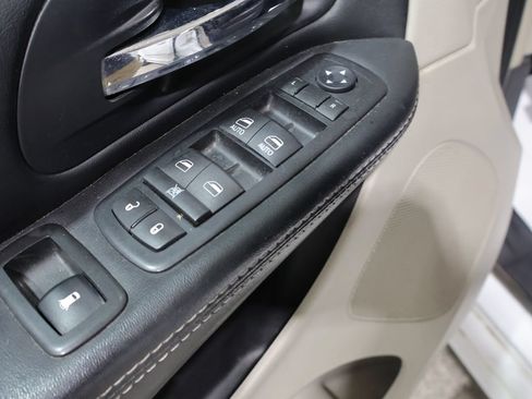 Used 2016 Chrysler Town & Country Touring FWD image 14