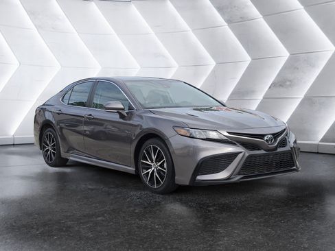 Used 2024 Toyota Camry SE FWD image 2