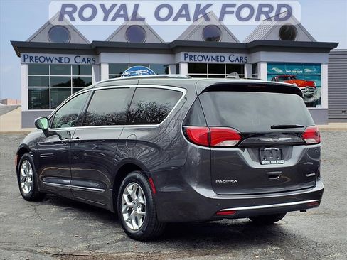 Used 2019 Chrysler Pacifica Limited image 2