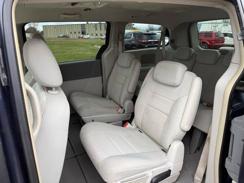 Used 2009 Chrysler Town & Country Touring FWD image 13