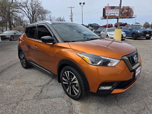 Used 2020 Nissan Kicks SR image 3