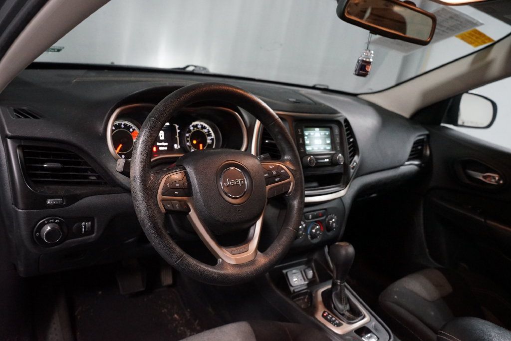 Used 2016 Jeep Cherokee Sport FWD image 7