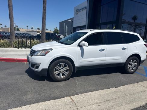 Used 2017 Chevrolet Traverse LT FWD image 3