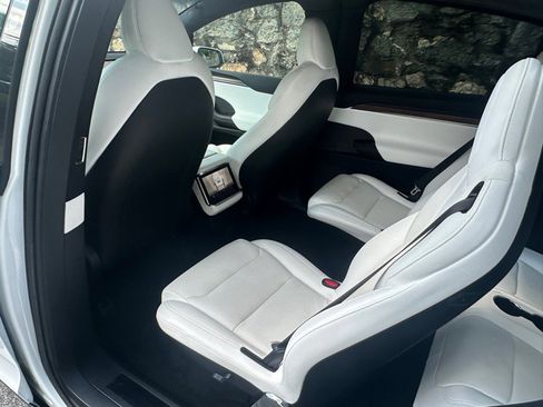 Used 2022 Tesla Model X image 45