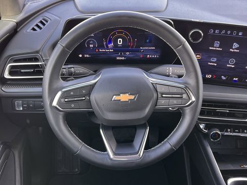 Used 2025 Chevrolet Traverse LT image 17