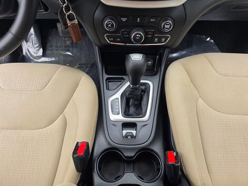 Used 2015 Jeep Cherokee Latitude FWD image 40